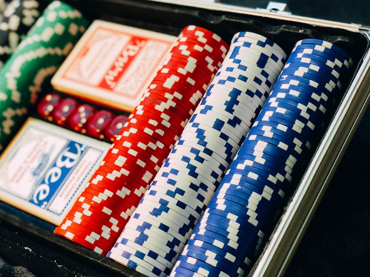 Kartu poker tersusun di atas meja