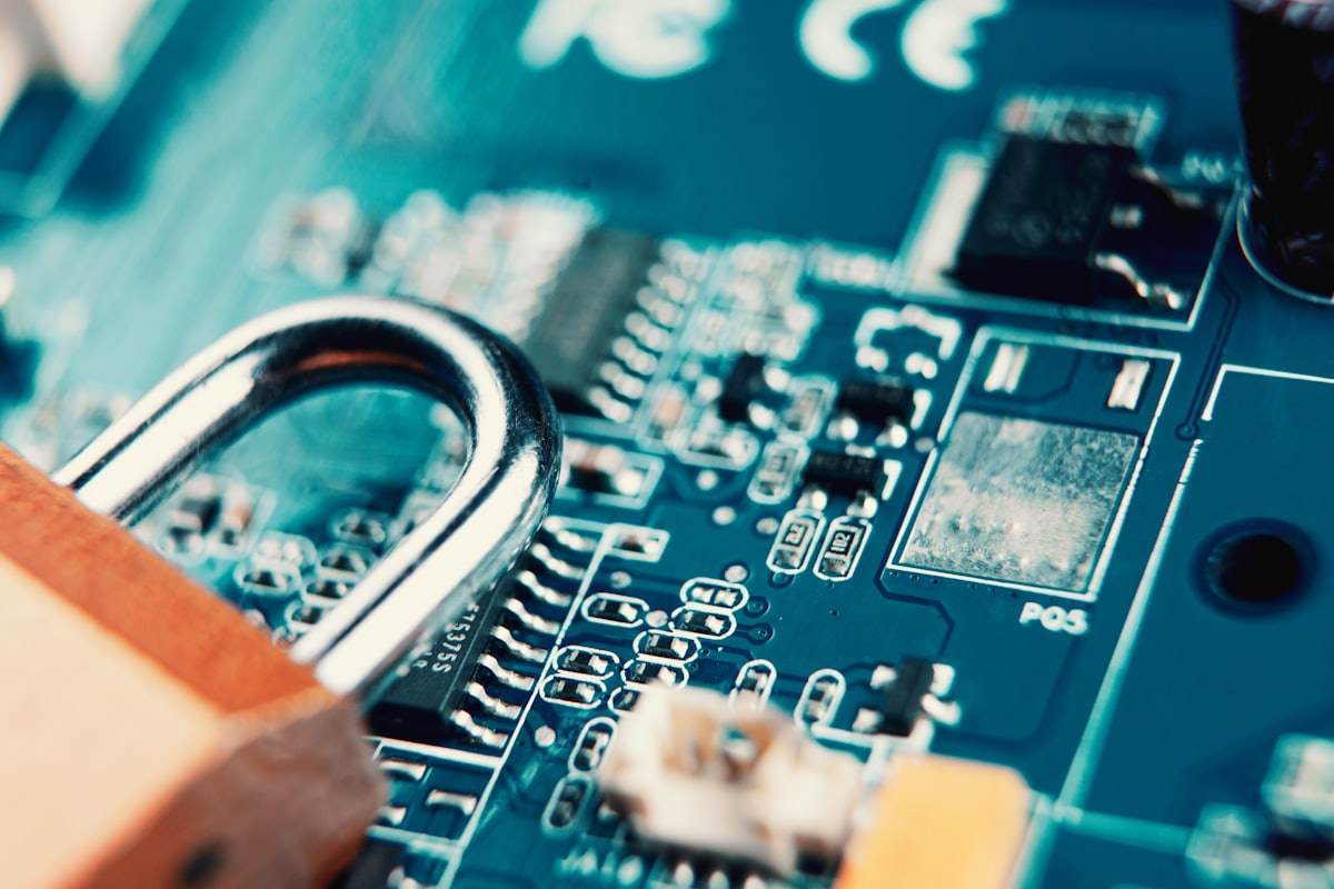 Laptop dengan gembok keamanan digital