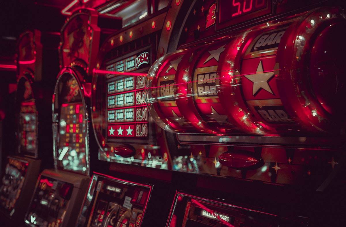 Tampilan gulungan slot dengan lampu berwarna