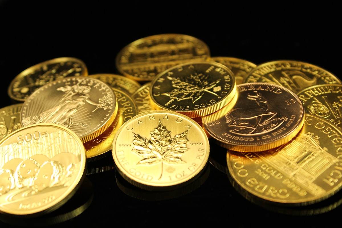 Meja kerja dengan kartu permainan dan kalkulator untuk menghitung syarat bonus