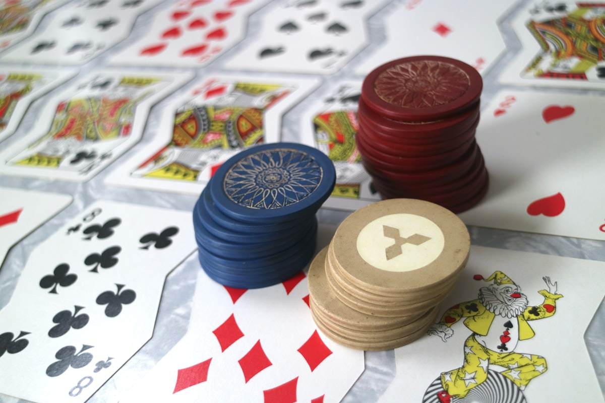 Kartu poker dan keping taruhan di atas meja hijau