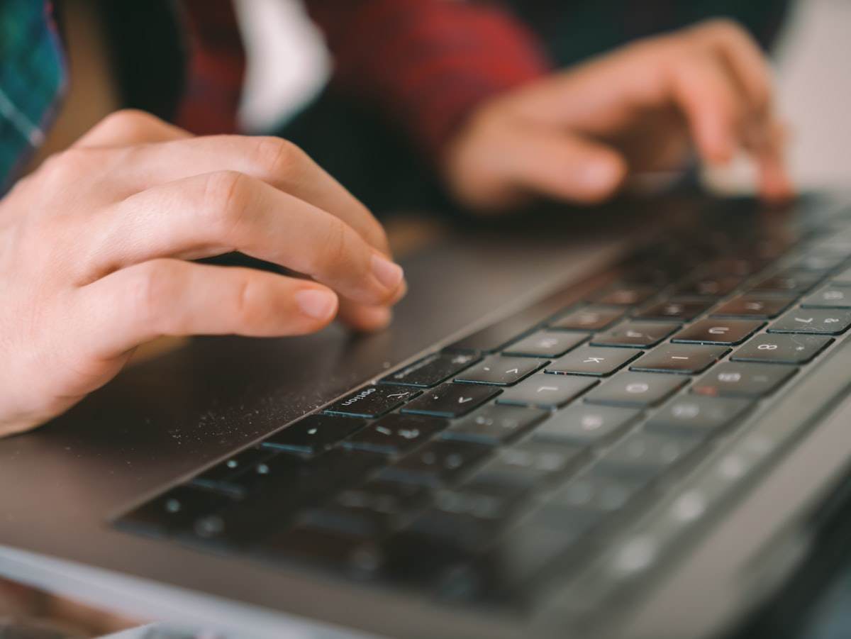 Gembok kertas melambangkan perlindungan data pribadi
