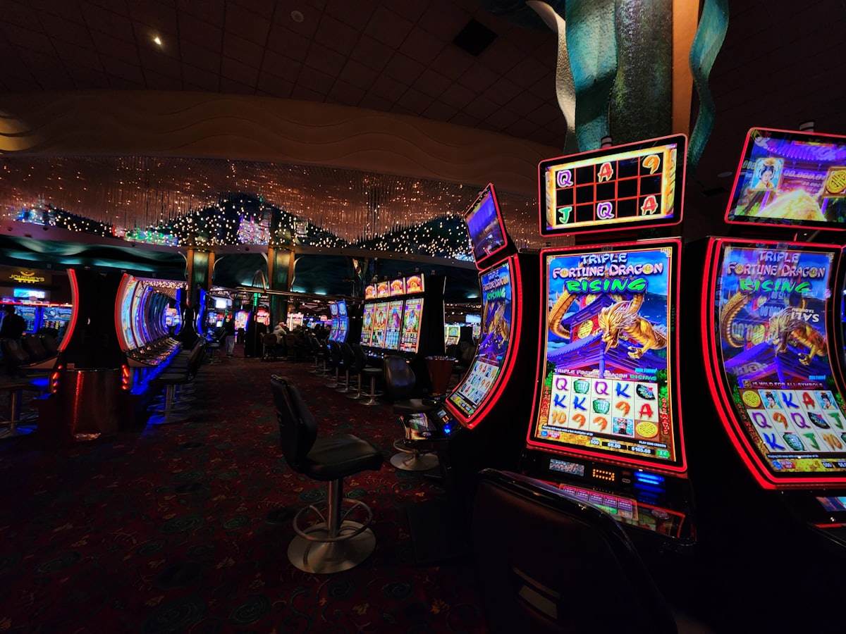 Layar mesin slot dengan gulungan dan simbol menyala